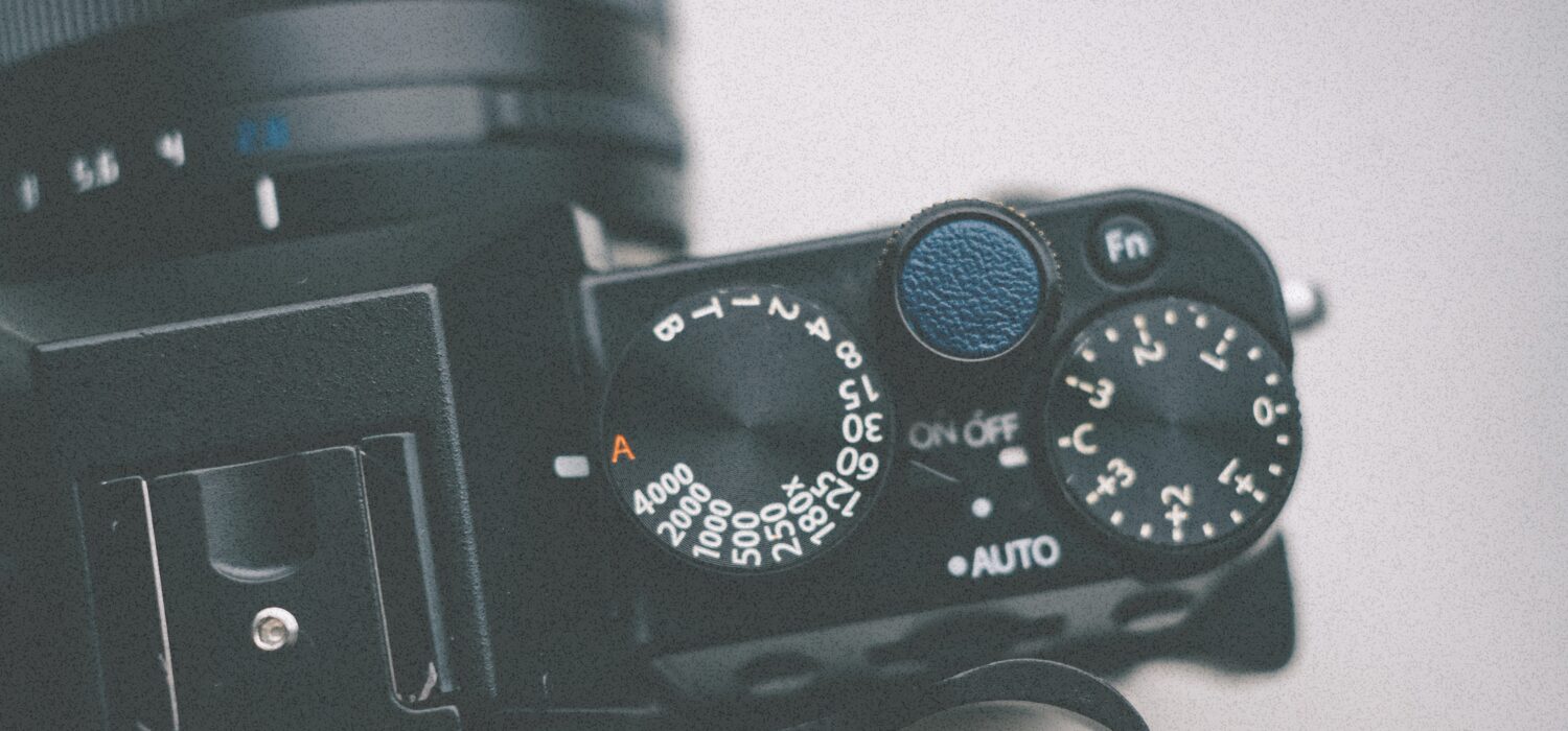 ISO w fotografii prawniczej ISO w fotografii prawniczej – jak zadbać o jakość zdjęć Twojej kancelarii w każdych warunkach oświetleniowych?