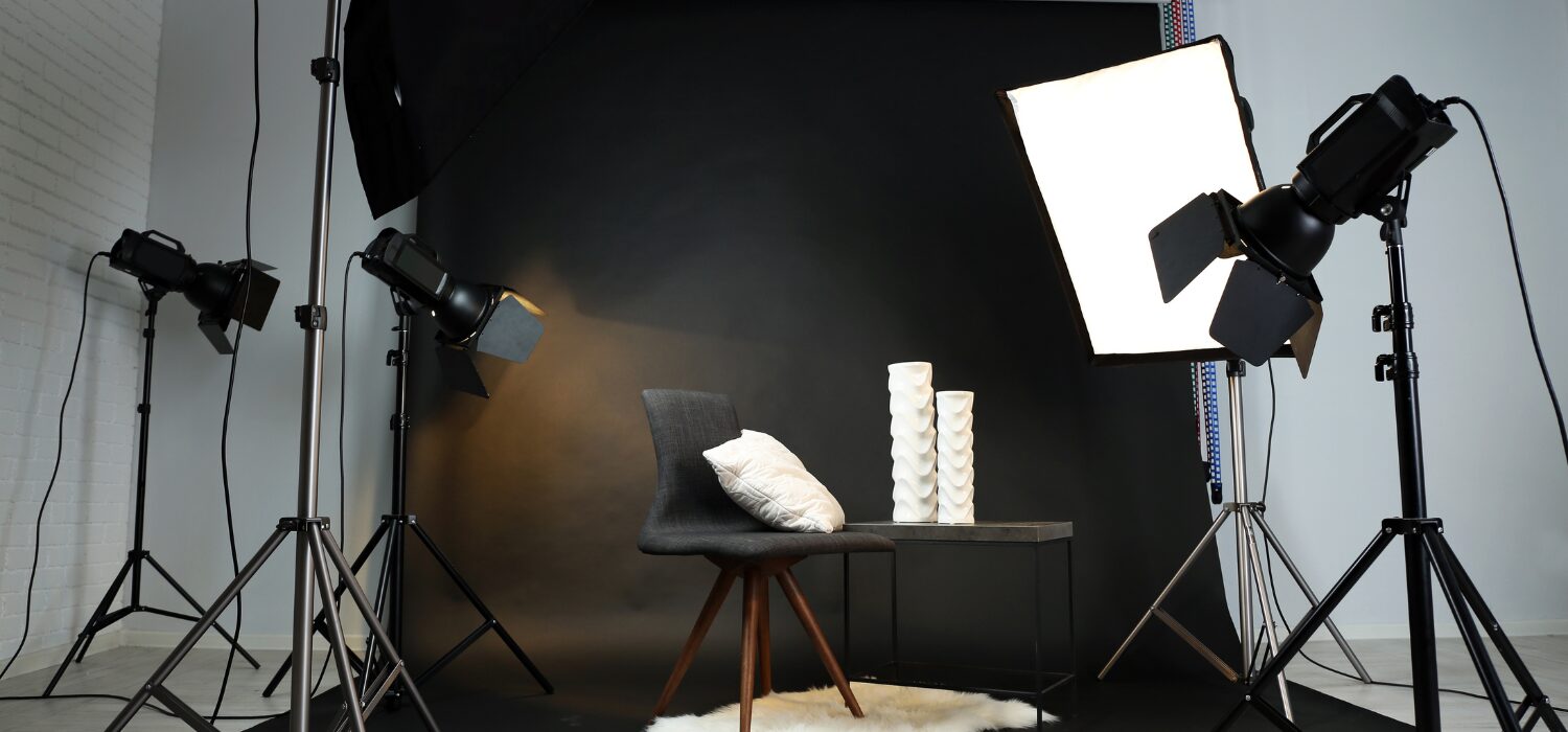 Oświetlenie w fotografii prawniczej Oświetlenie w fotografii prawniczej – jak zadbać o światło, które podkreśla profesjonalizm kancelarii?